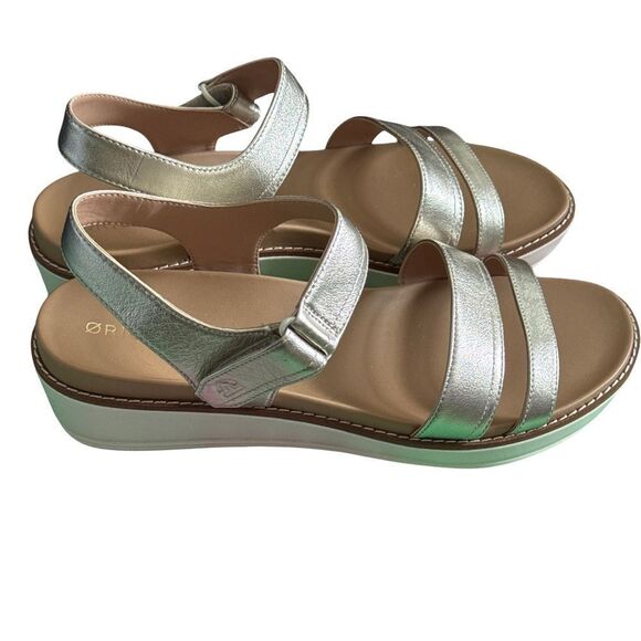 COLE HAAN ORIGINAL GRAND PEYTON FLATFORM SANDALS. SOFT GOLD METALLIC IVORY. - Picture 1 of 8